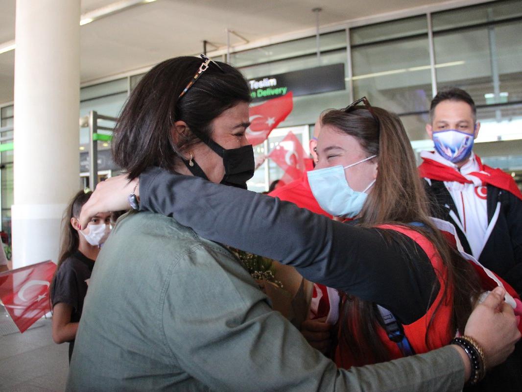Ayşe Begüm Onbaşı'ya İzmir'de coşkulu karşılama... Annesi gözyaşlarını tutamadı