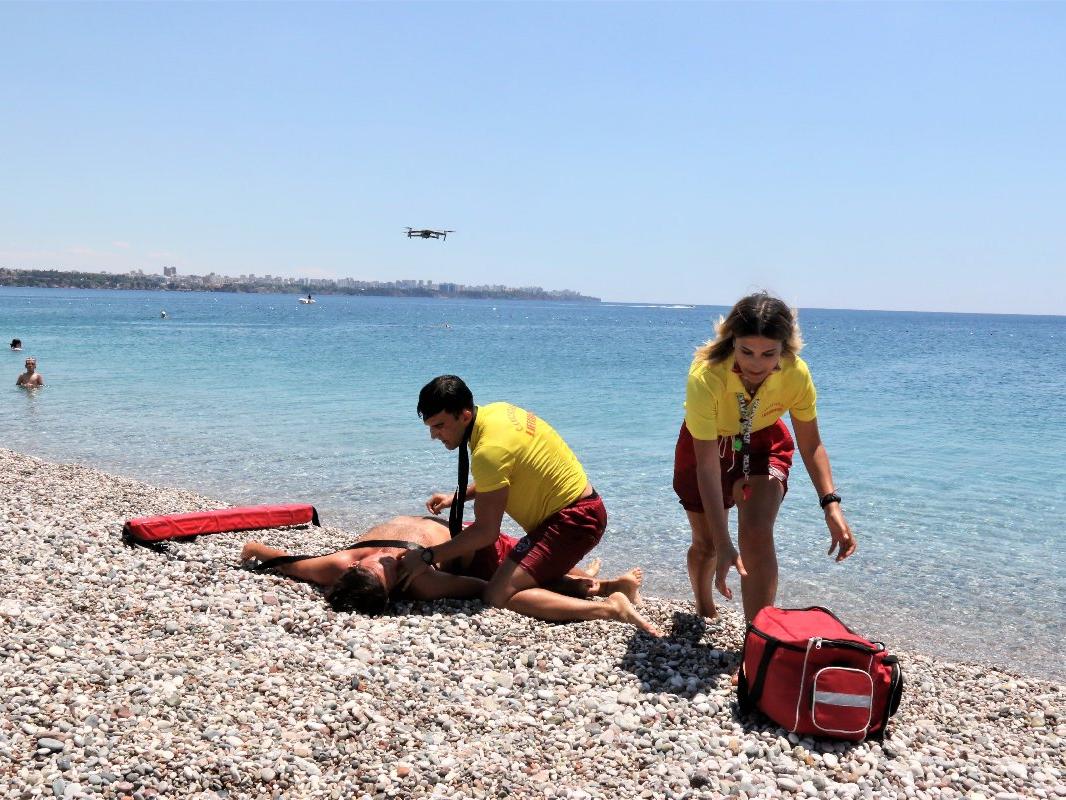 Yalandan boğulma vakaları ünlü sahilin tek kadın cankurtaranını bezdirdi