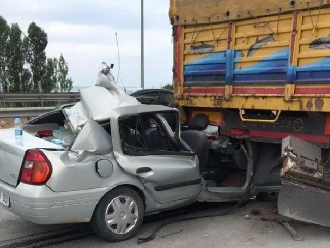 Otomobil TIR'a çarptı: Bir çocuk öldü