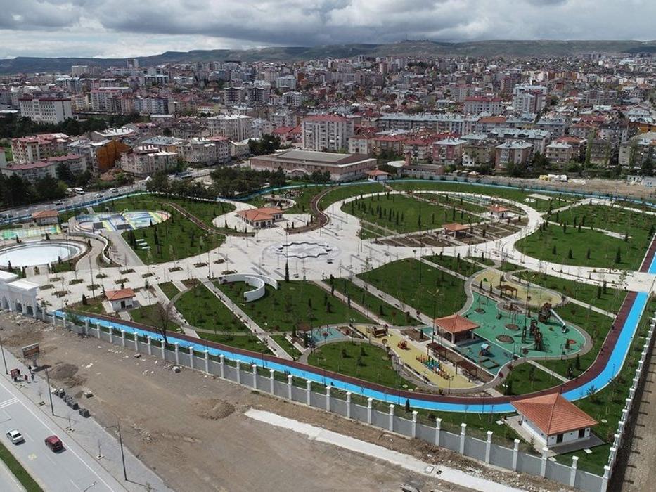 15 milyon lira harcanan millet bahçesi bir yıl içinde dökülmeye başladı