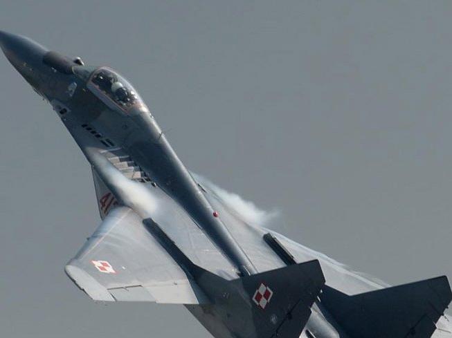 Polonya'da savaş uçakları yanlışlıkla birbirini vurdu iddiası
