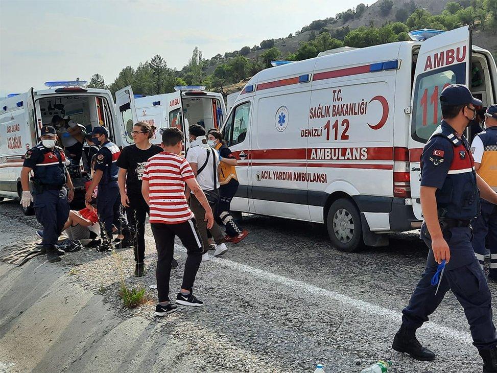 Lösemili öğrencileri taşıyan midibüs devrildi, 15 kişi yaralandı