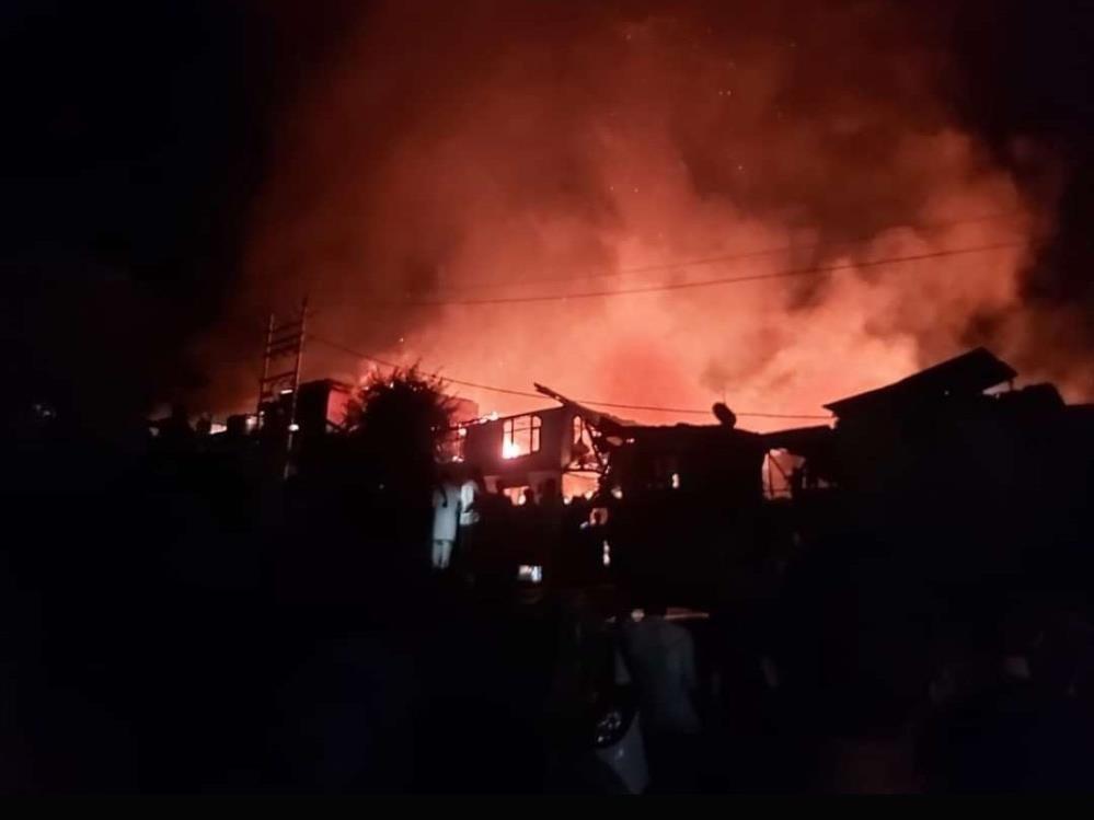 Hindistan'da yangın: En az 20 ev küle döndü