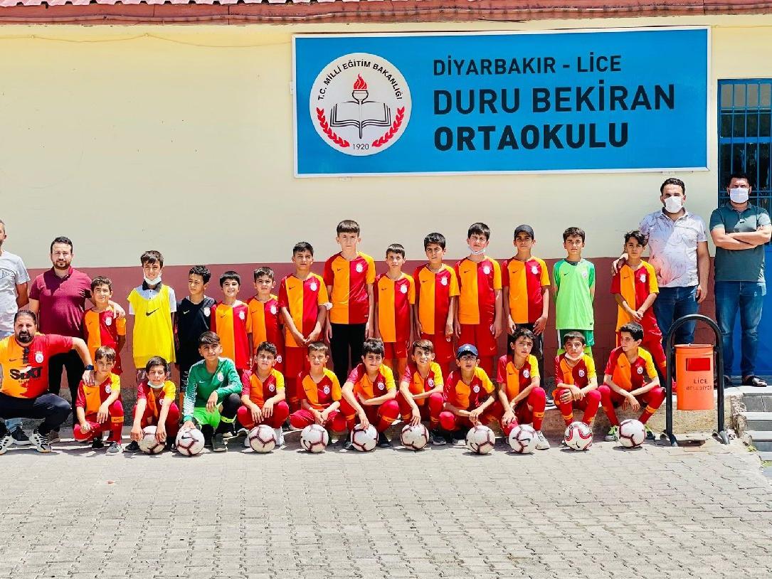 Galatasaray’dan Diyarbakır’daki köy okuluna malzeme desteği