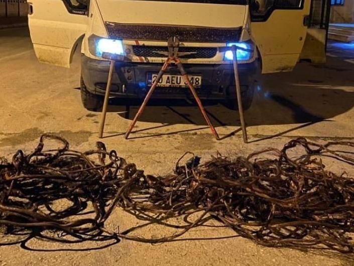 Hırsız sevgililer çaldıkları 70 bin TL'lik kabloyu eritirken yakalandı