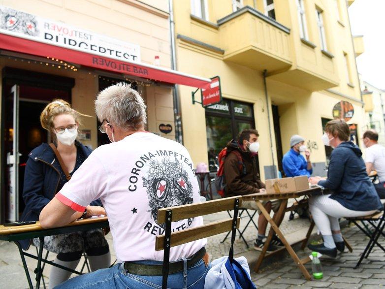 Almanya'da maske yasakları gevşetiliyor