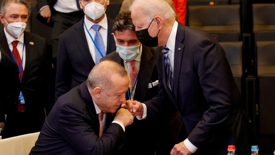 Biden'ın Erdoğan'ı selamlaması gündem oldu: 'Bir garip hareket'