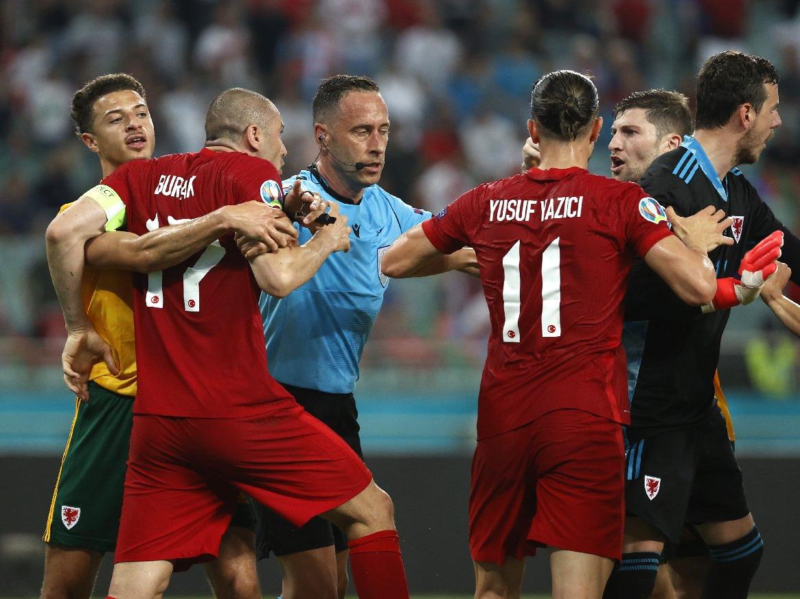 Türkiye-Galler maçının son anlarında saha karıştı