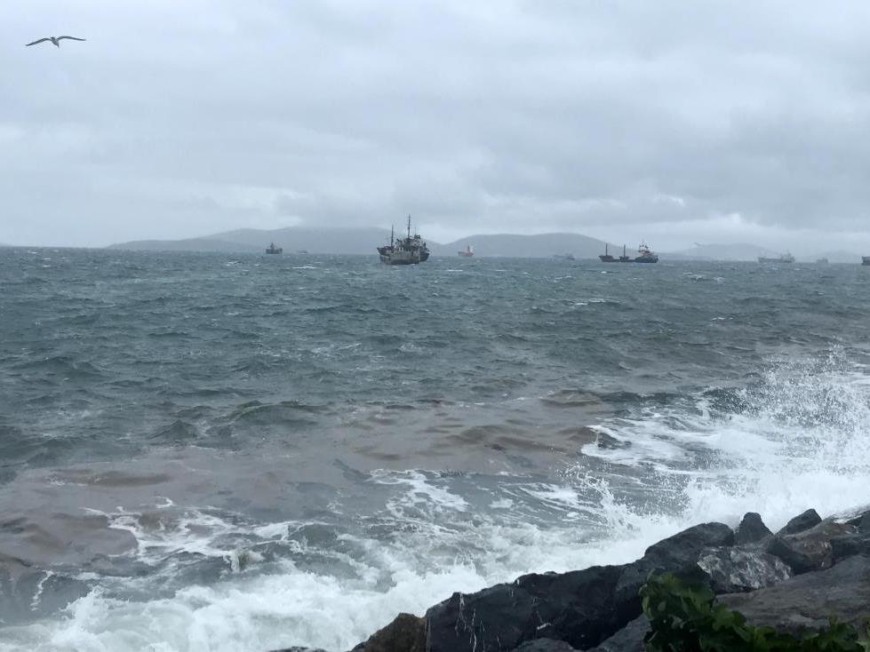 İstanbul'da kuvvetli rüzgar: Gemi sürüklendi
