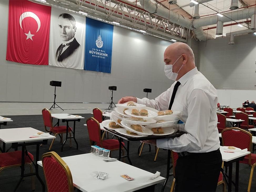 AKP İBB Meclisi'nde baklava dağıttı, CHP'liler yemedi