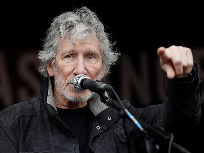 Roger Waters, sosyal medya devini topa tuttu