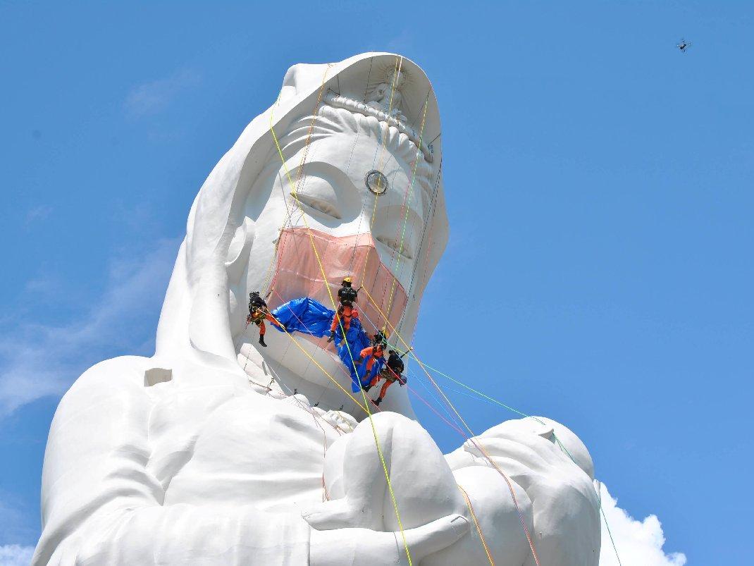 Japonya'daki dev Budist tanrıça heykelinin yüzüne maske yerleştirildi