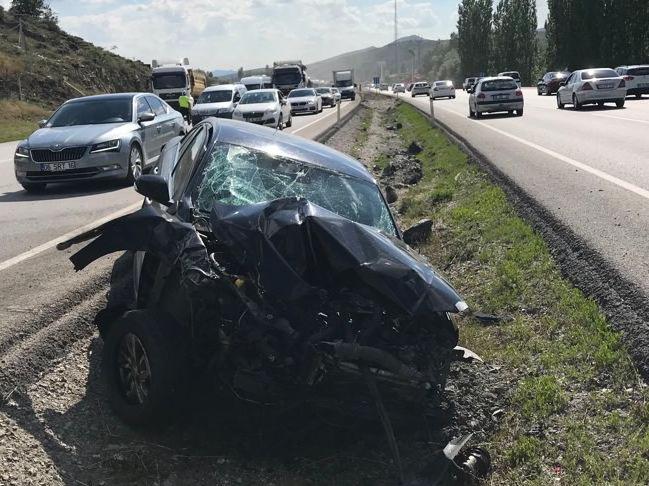 Ankara'da feci kaza! Otomobil iki araçla çarpıştı: 6 yaralı