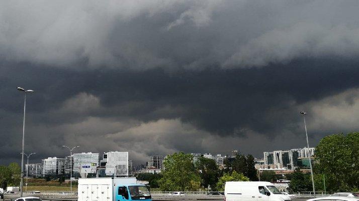Su baskınları tramvay seferlerini durdurdu
