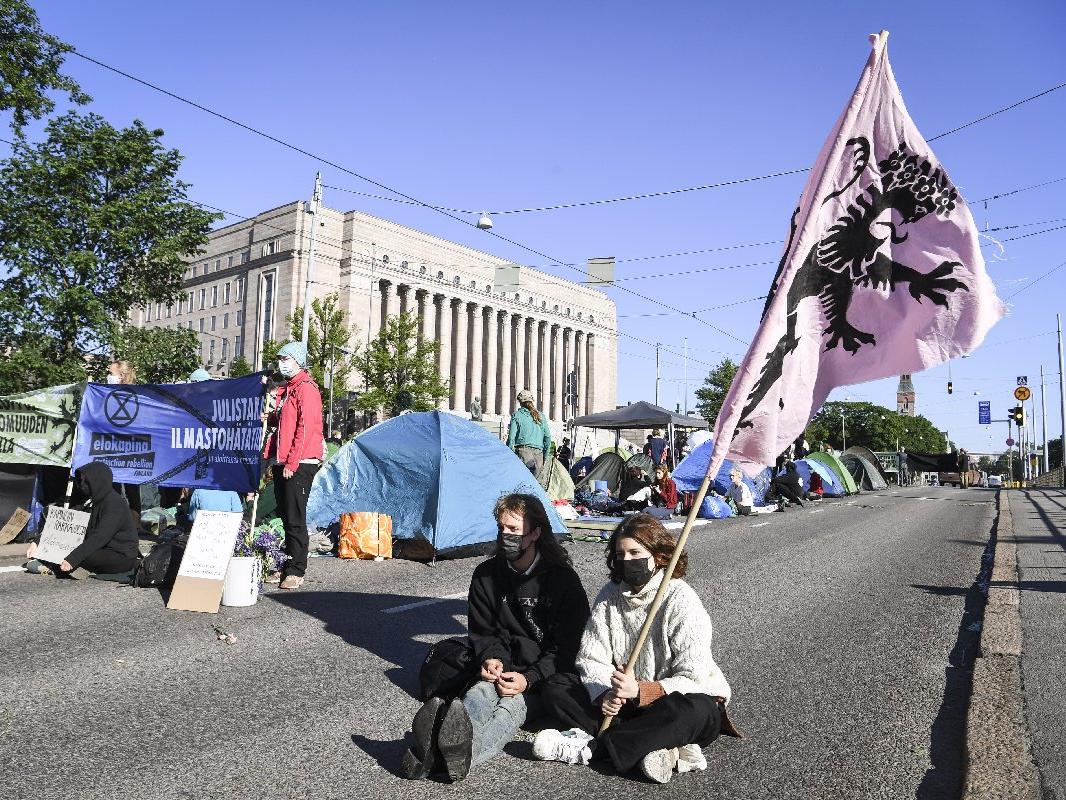 Finlandiya'da iklim protestosu: Başkentin en işlek caddesini kapattılar