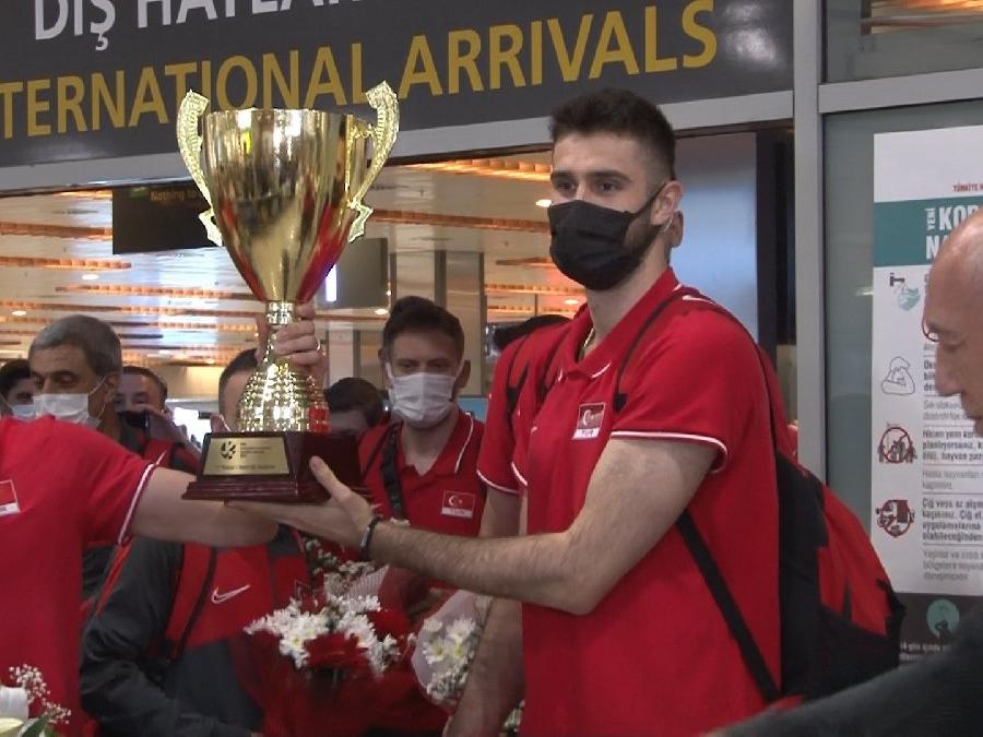 'Filenin Efeleri' şampiyonluk kupasıyla İstanbul’a döndü
