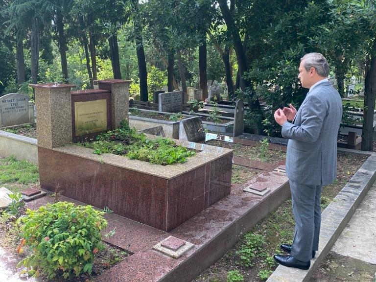 Burak Elmas, Ali Sami Yen'in mezarını ziyaret etti