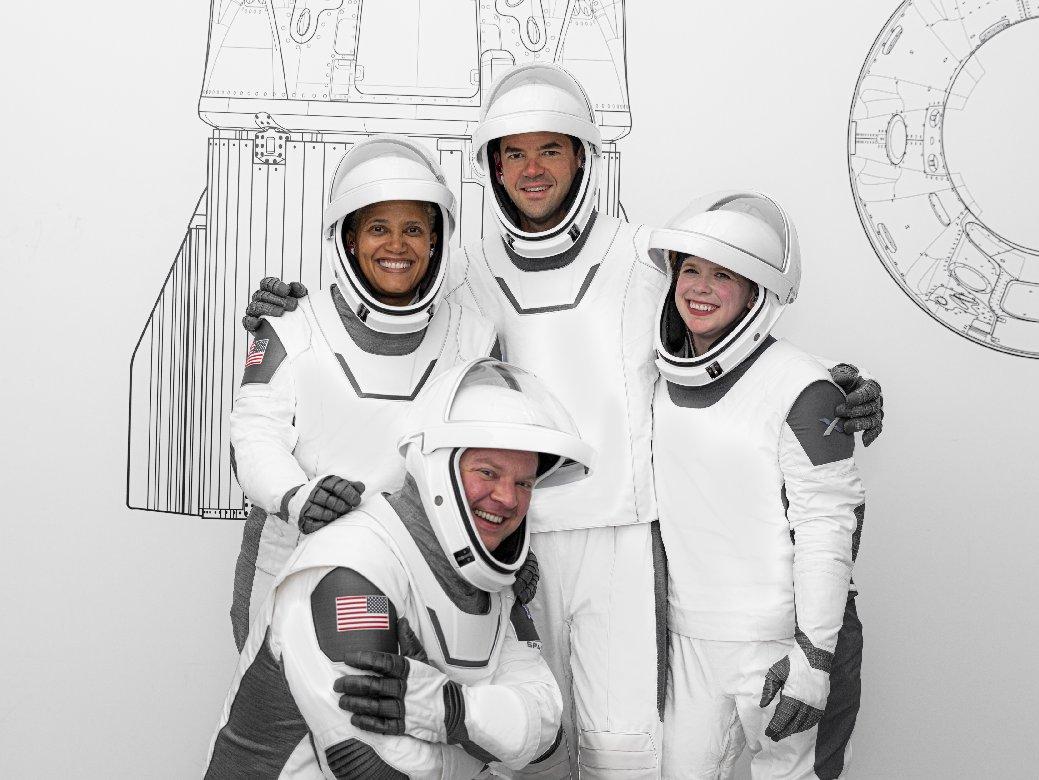 SpaceX'in Inspiration4 ekibinin kostümleri belli oldu