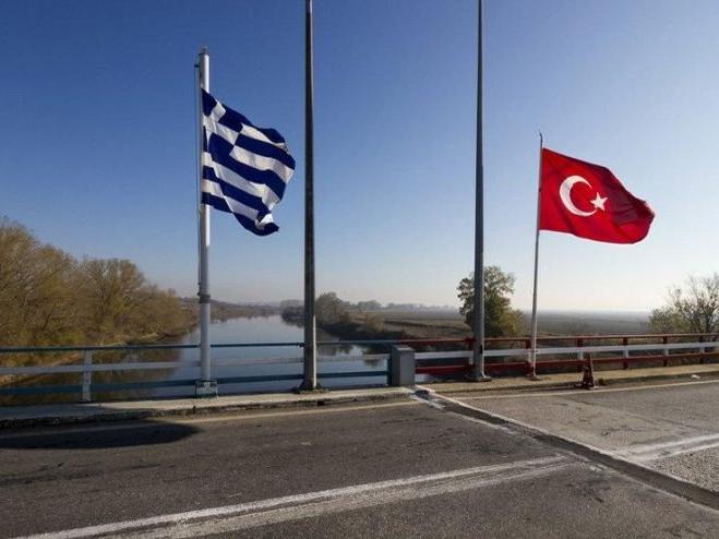 Yunanistan Türkler’e karayolu geçişini kapattı