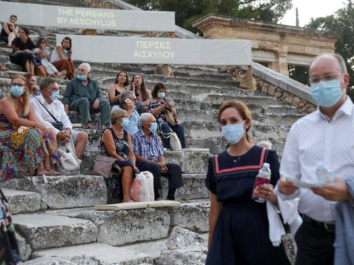 Yunanistan’da maske zorunluluğu kaldırılıyor