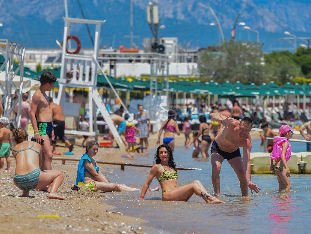 Ruslar Antalya'nın keyfini çıkarıyor
