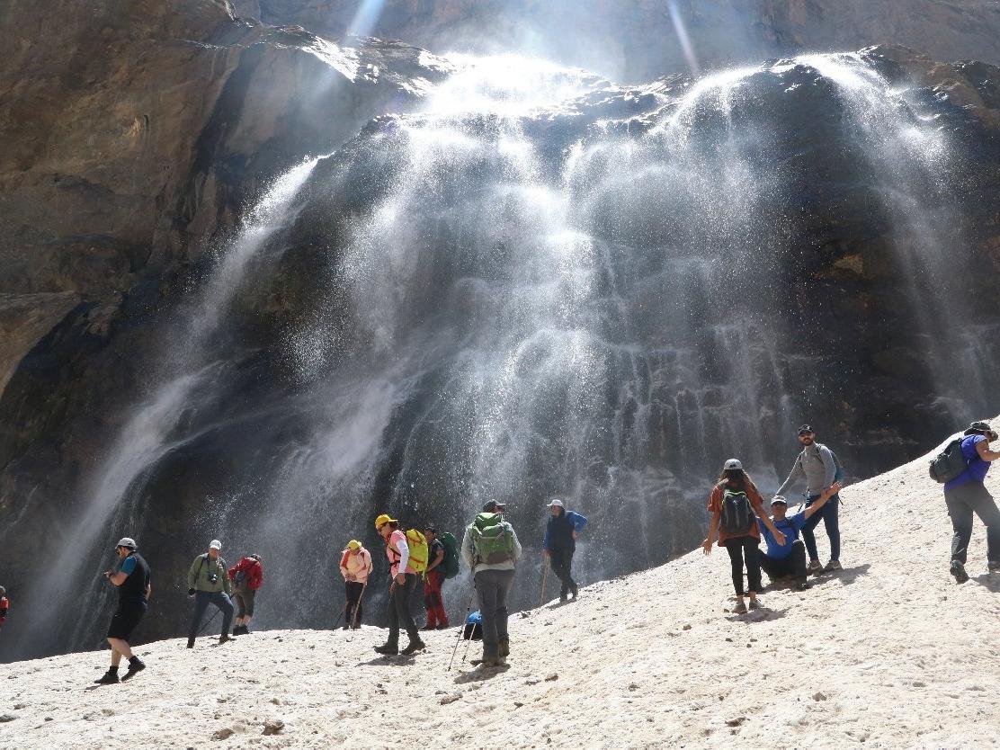 30 dağcı Hakkari'de erimeye başlayan 20 bin yıllık buzullara çıktı