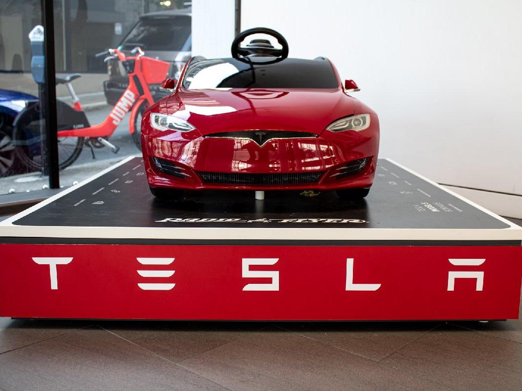 Tesla, Çin'de sattığı 285 bin aracı geri çağırıyor