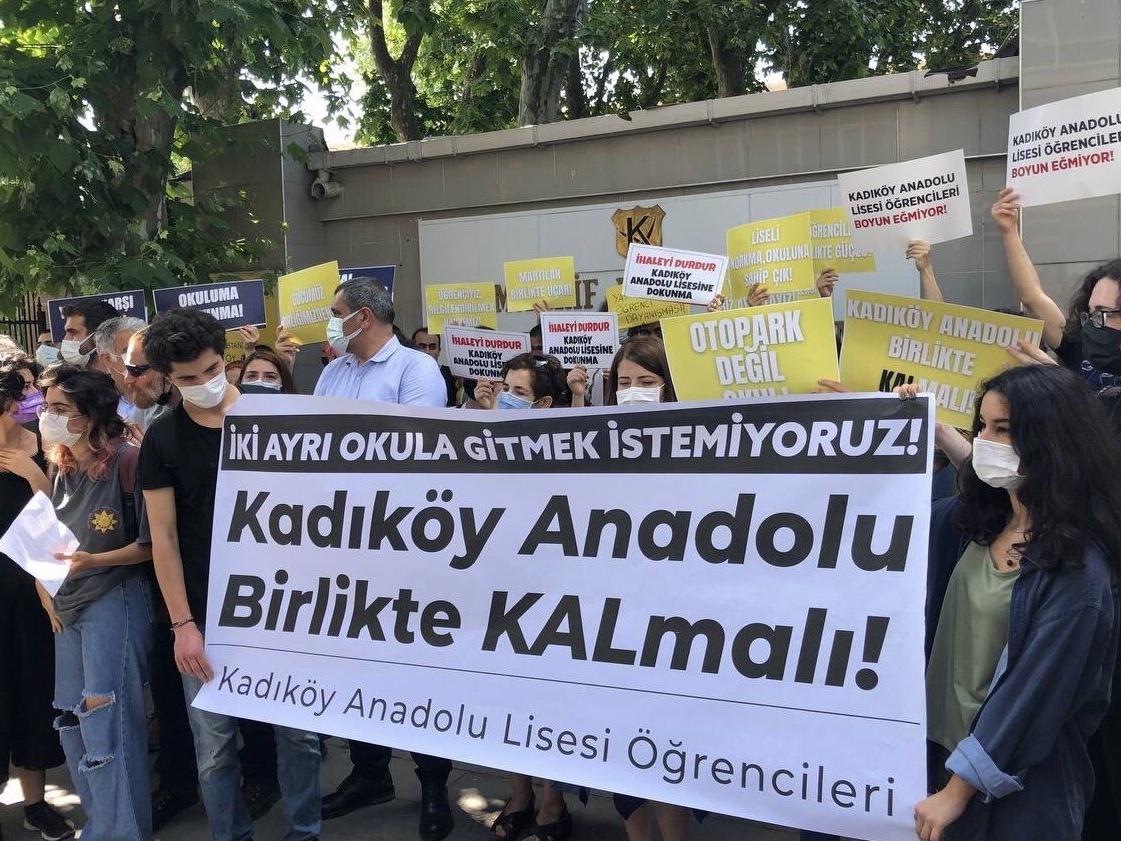 Kadıköy Anadolu Lisesi önünde 'okulumuzu yıkmayın' eylemi