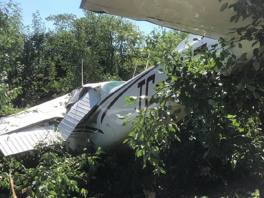 Eğitim uçağı acil iniş sırasında kaza yaptı