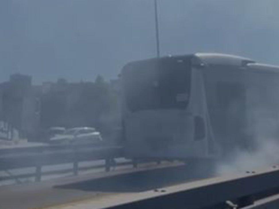 Metrobüsten dumanlar yükseldi, yolcular tahliye edildi
