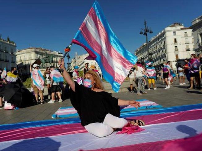İspanya'da ''cinsiyeti özgürce belirleme' hakkı geliyor