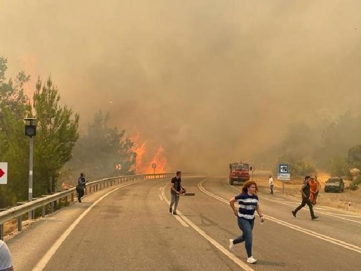 Antalya'da orman yangını çıktı, yol ulaşıma kapandı