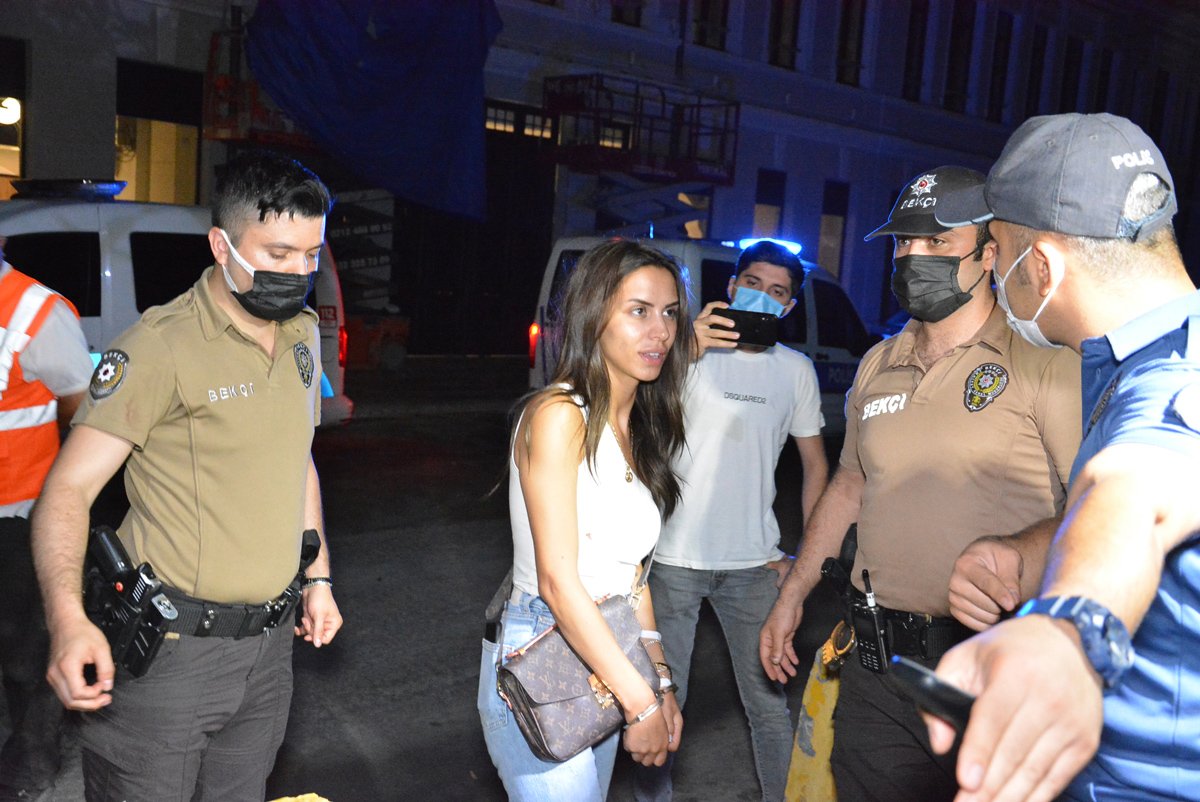 Polis, ünlü oyuncu Ayşegül Çınar'a kelepçe taktı. 