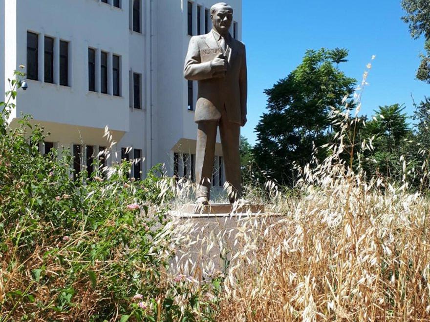 Atatürk’ün heykeline belediye sahip çıktı