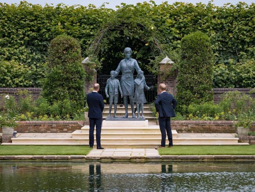 Prenses Diana’nın heykeli Londra’da açıldı