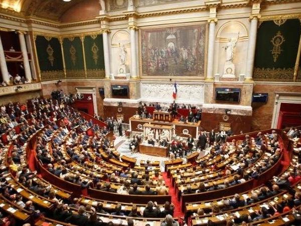 Fransa'da tartışmalı 'ayrılıkçılık' yasa tasarısı yeniden onaylandı