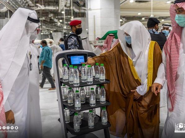 Suudi Arabistan'dan hac kararı: Zemzem şişelerini robotlar dağıtacak