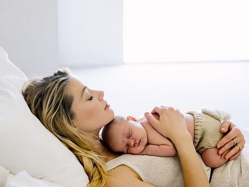 Aylar sonra açıkladı... Amber Heard taşıyıcı anneyle bebeğini kucağına aldı