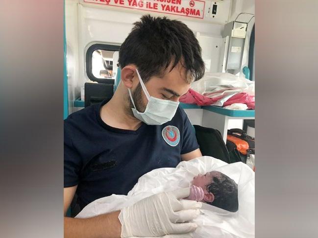 Ambulansta dünyaya gelen bebeğin sağlık personelinin parmağını tutması duygulandırdı