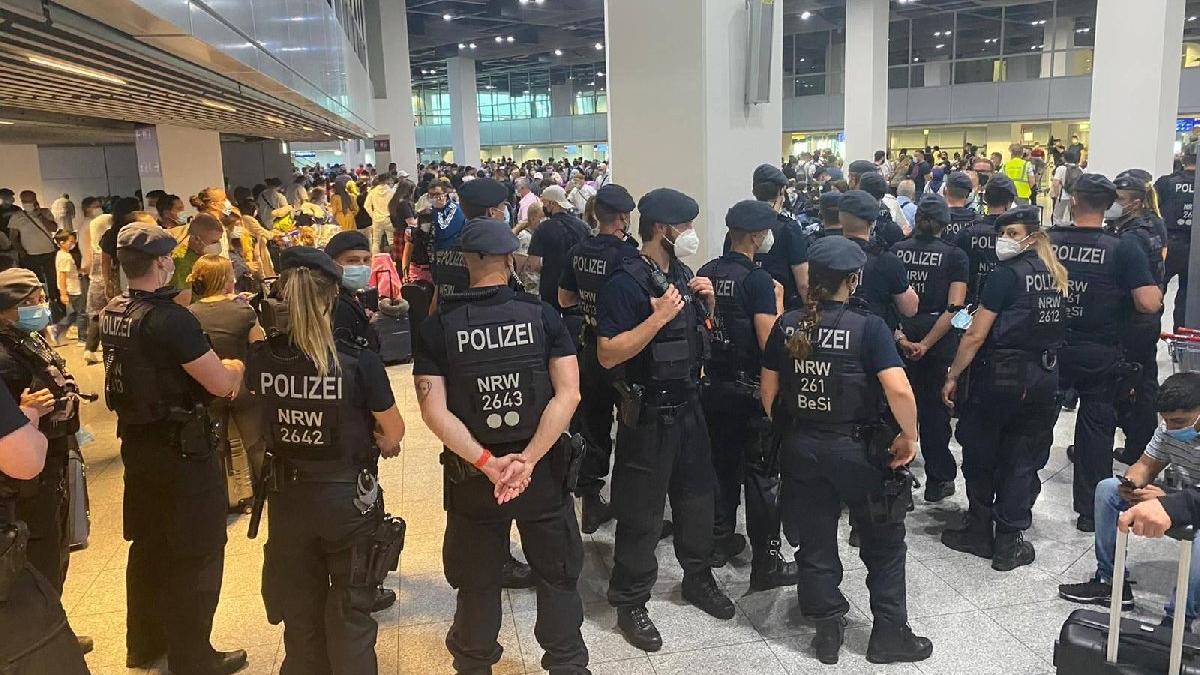 Almanya'da Türk yolculara polis müdahalesi: Türkiye'ye uçuşlar durduruldu
