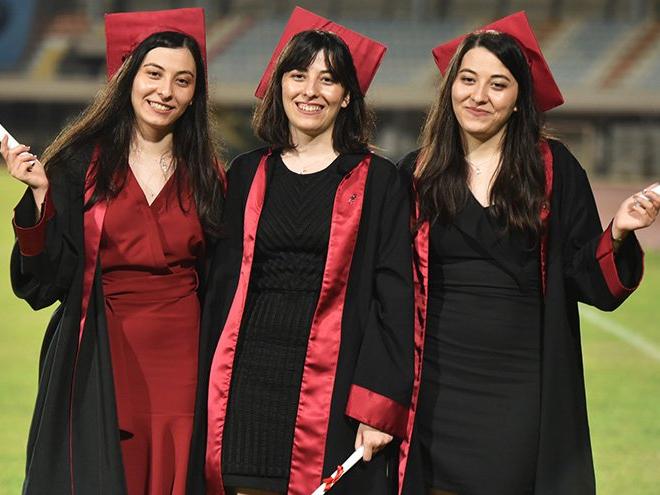 Üçüz doktorların diploma sevinci