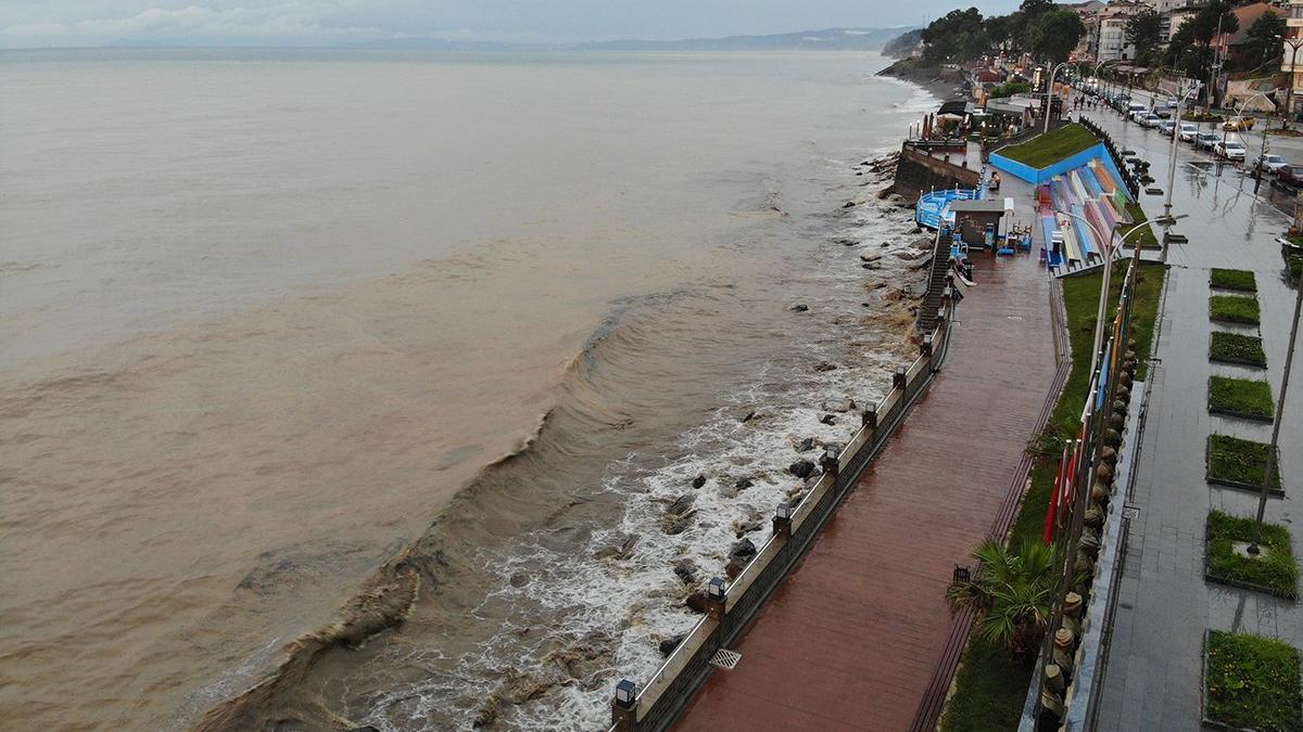 Karadeniz'de denizin rengi değişti
