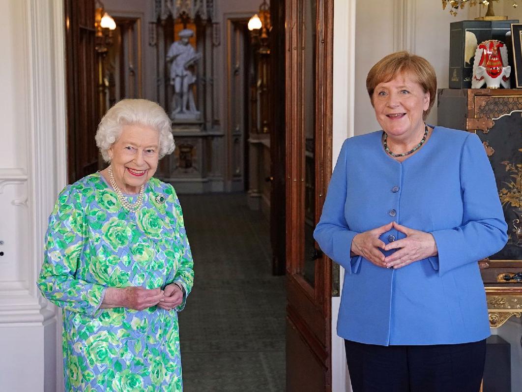 Merkel'den Kraliçe Elizabeth'e veda ziyareti
