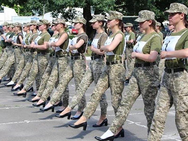 Ukrayna'da kadın askerlerden topuklu prova