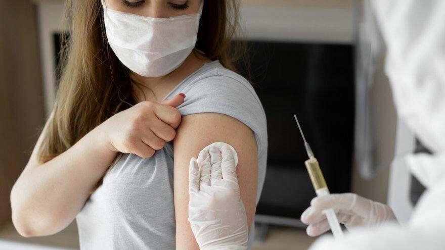 Bilim Kurulu üyesi Akın'dan 18 yaşa aşı çağrısı