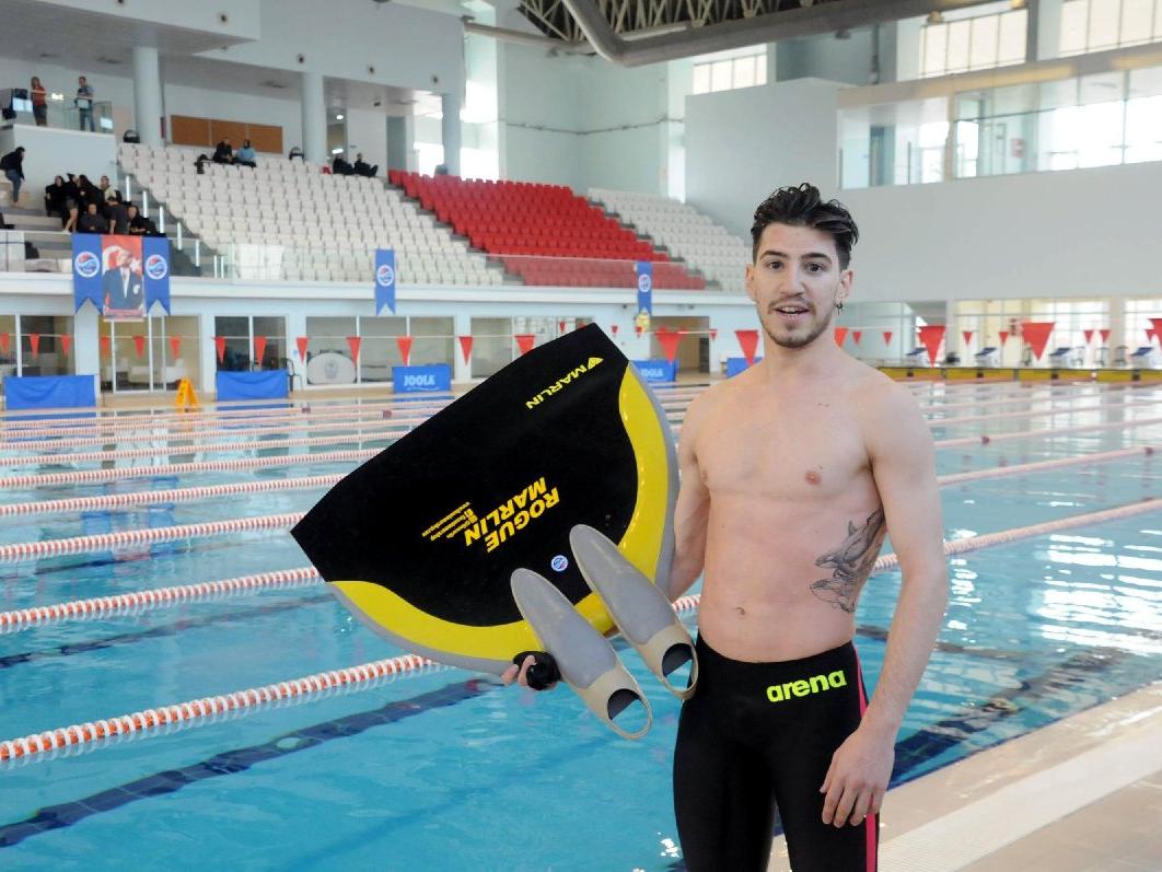 Derin Toparlak'tan yüzmede tarihi başarı: 1500 metrede dünya şampiyonu oldu