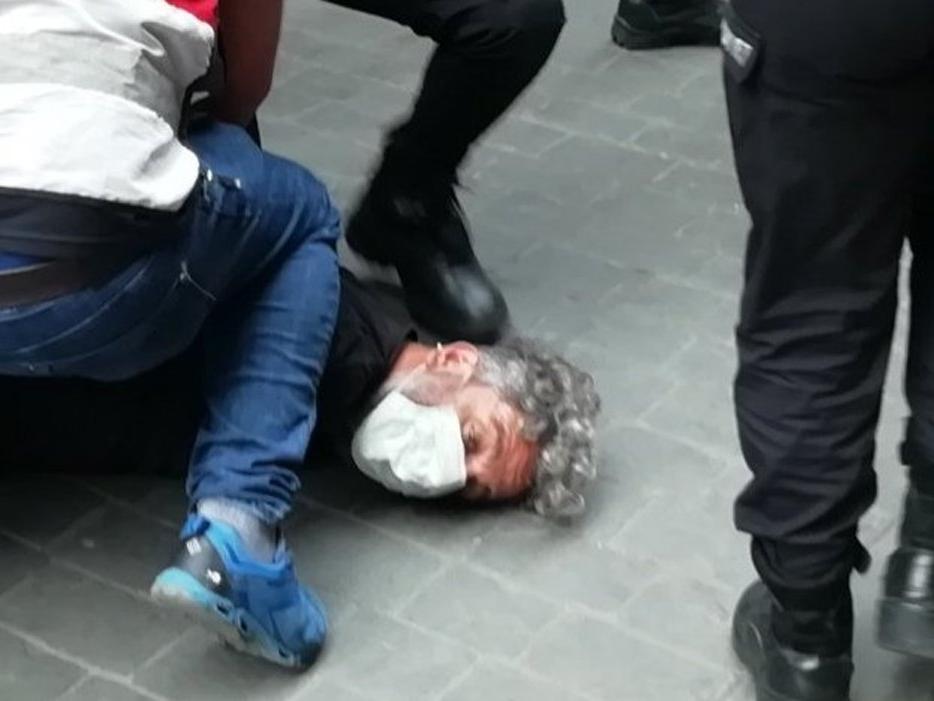 Boğazına basılarak gözaltına alınan foto muhabirine TGC'nin 2021 Basın Özgürlüğü Ödülü