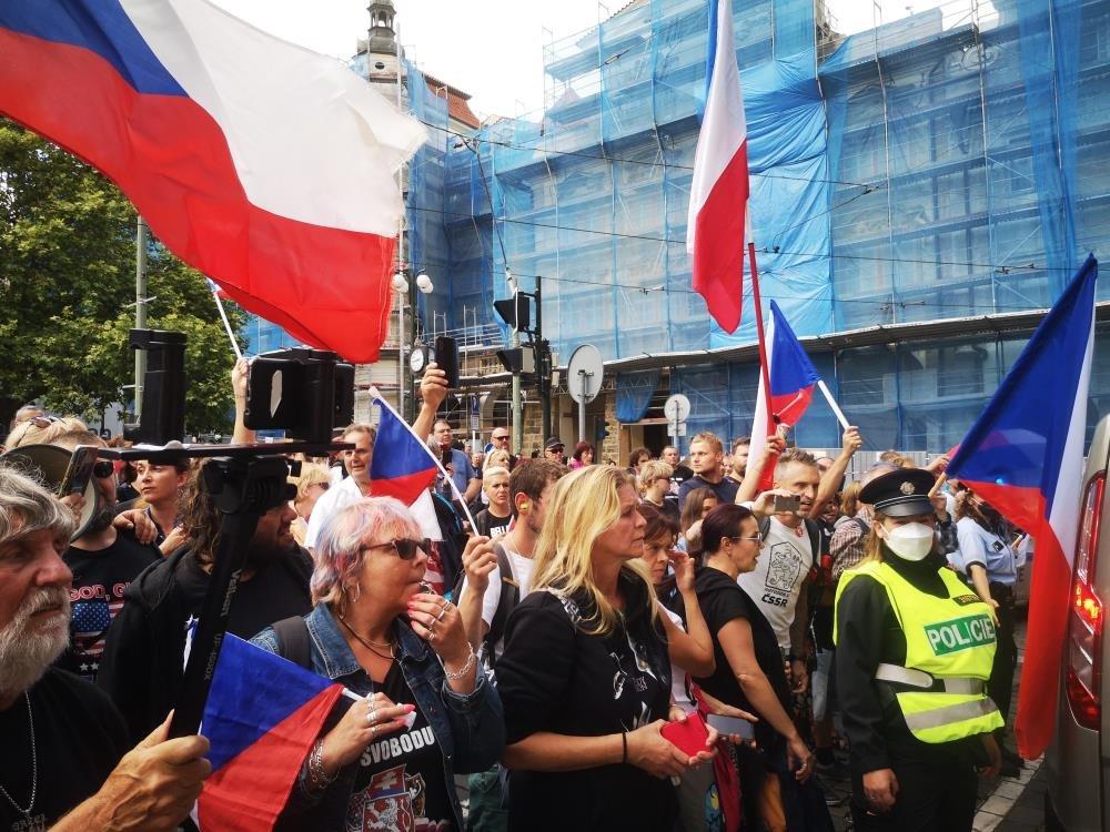 Çekya'da binlerce kişi corona önlemlerini protesto etti
