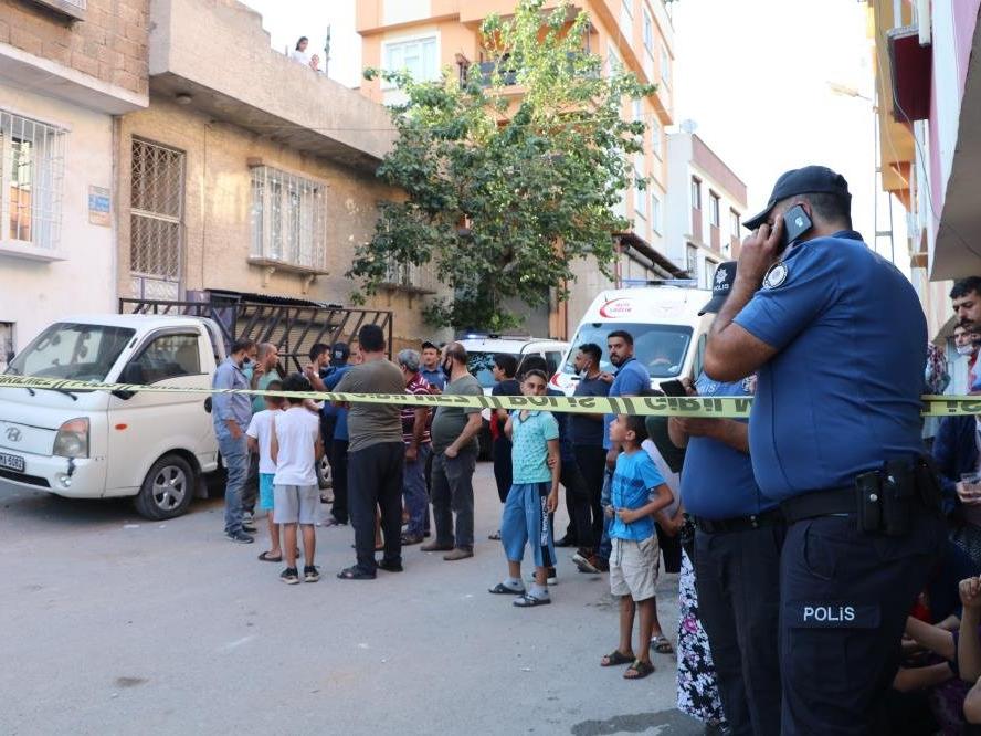Üzerine tavan düşen işçinin kulağı koptu