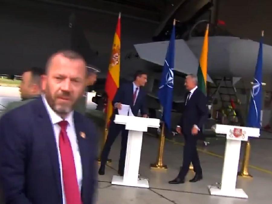 Kamera önünde savaş paniği: Başbakanın konuşması yarıda kaldı